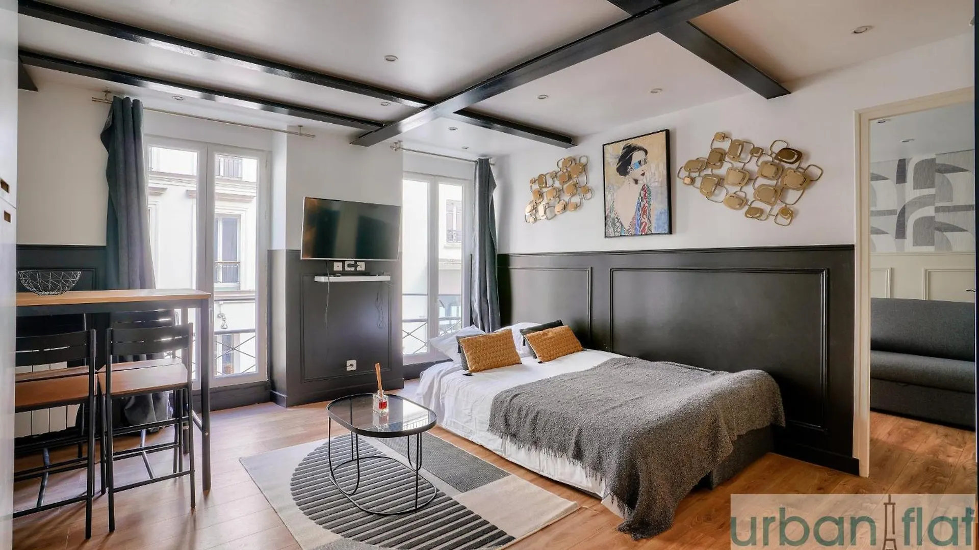 13 Luxury Flat Eiffel Design 2 Apartman