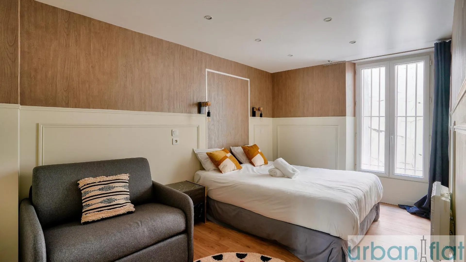 13 Luxury Flat Eiffel Design 2 Paris