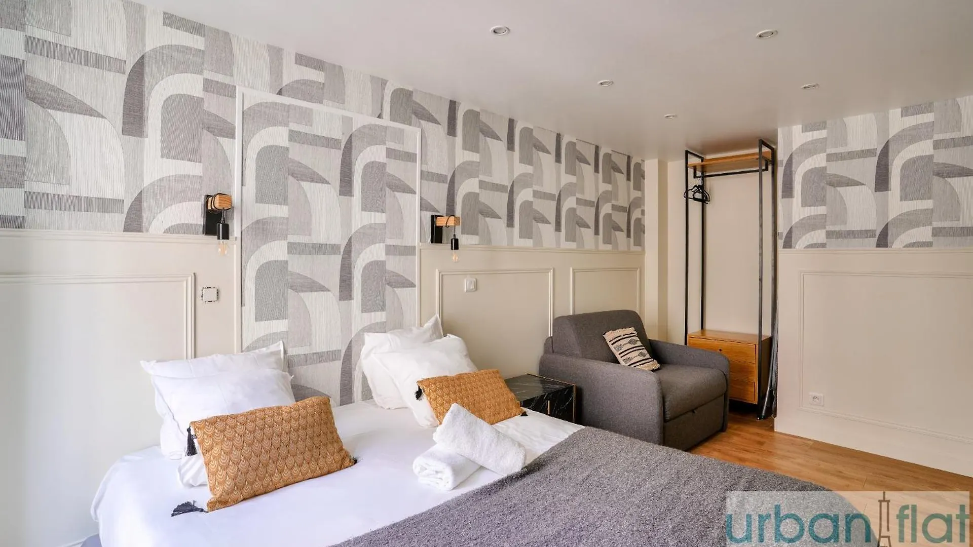 13 Luxury Flat Eiffel Design 2