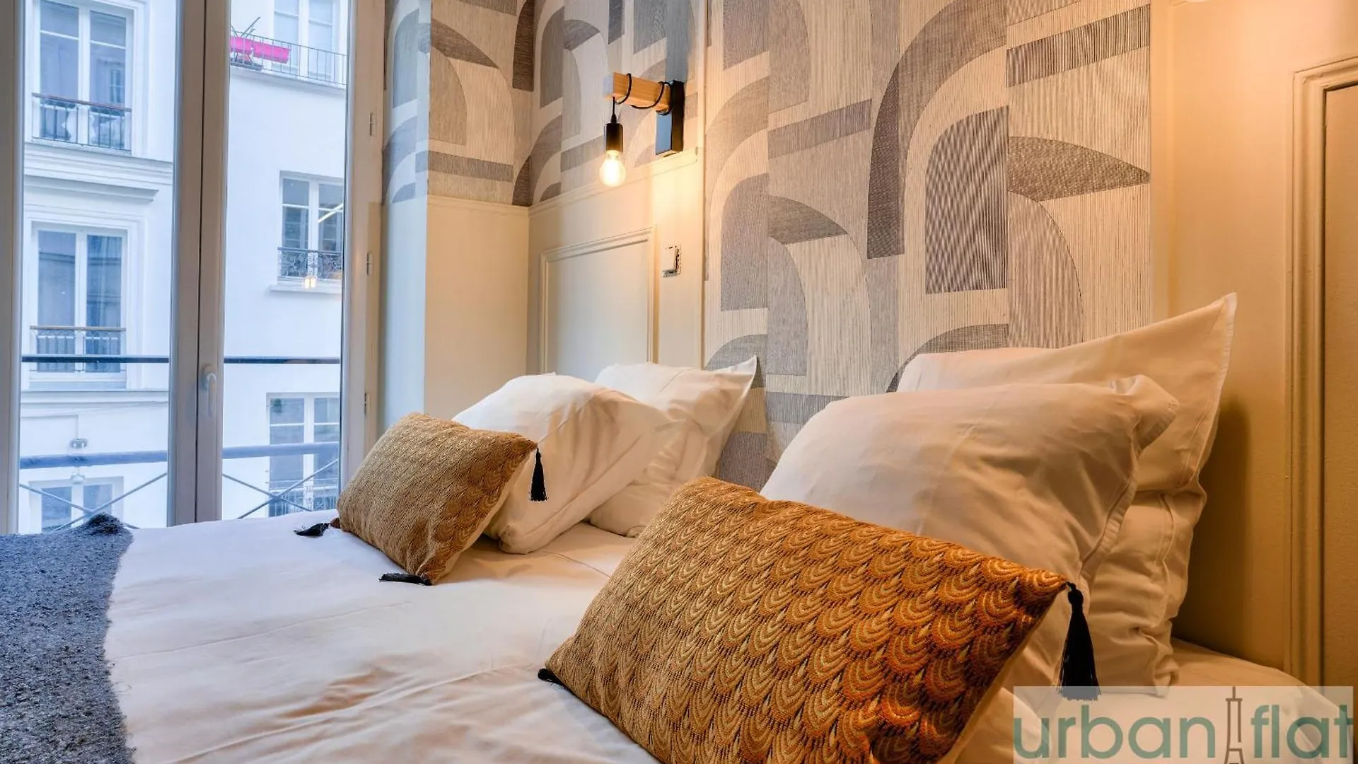 13 Luxury Flat Eiffel Design 2 Apartment