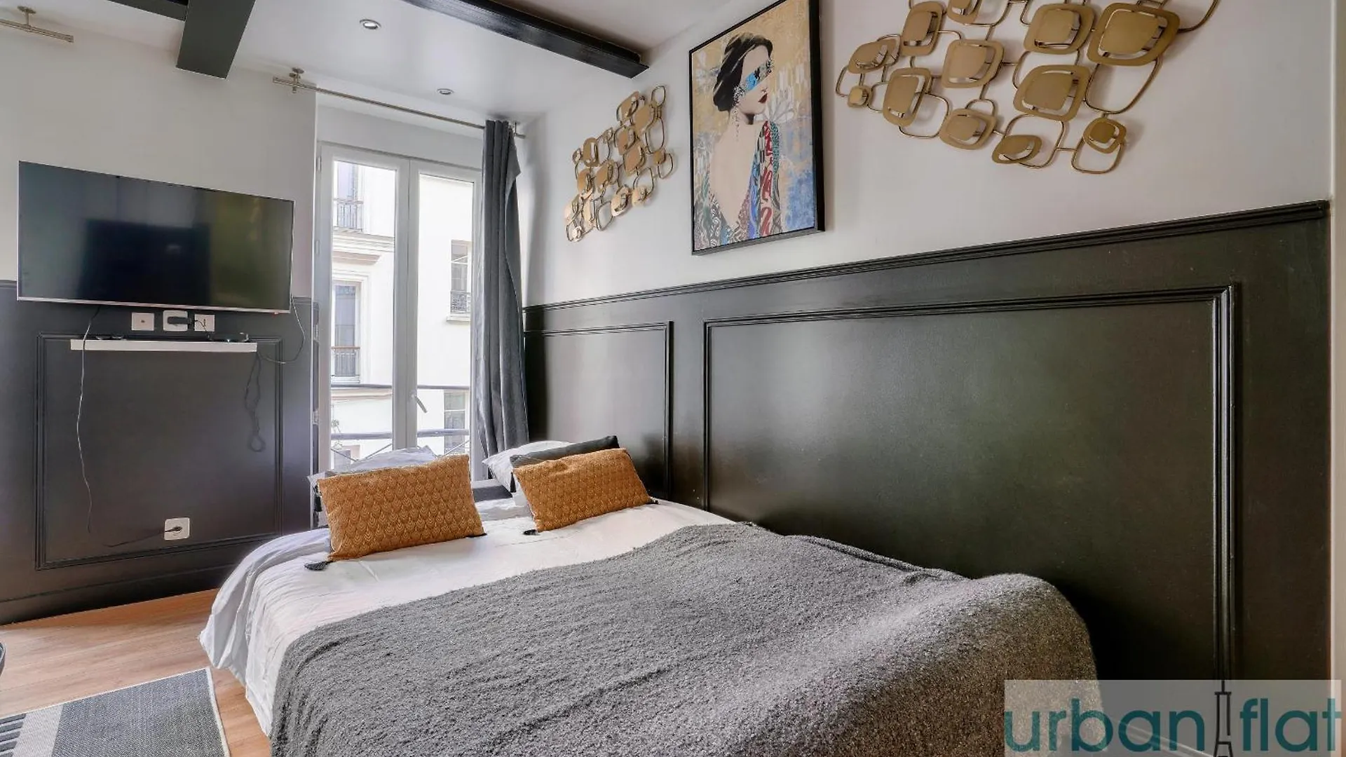 13 Luxury Flat Eiffel Design 2 Paris