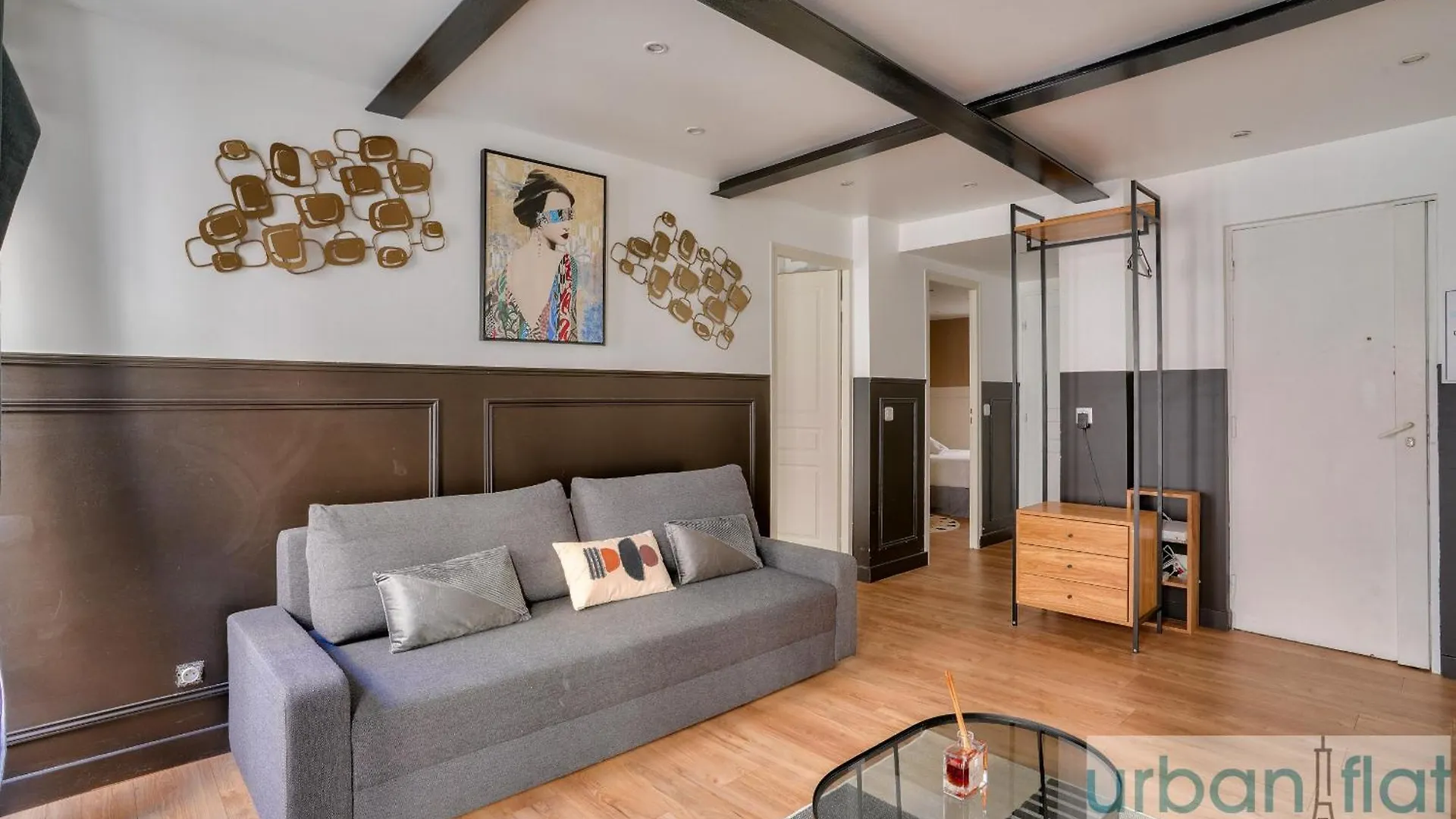 13 Luxury Flat Eiffel Design 2